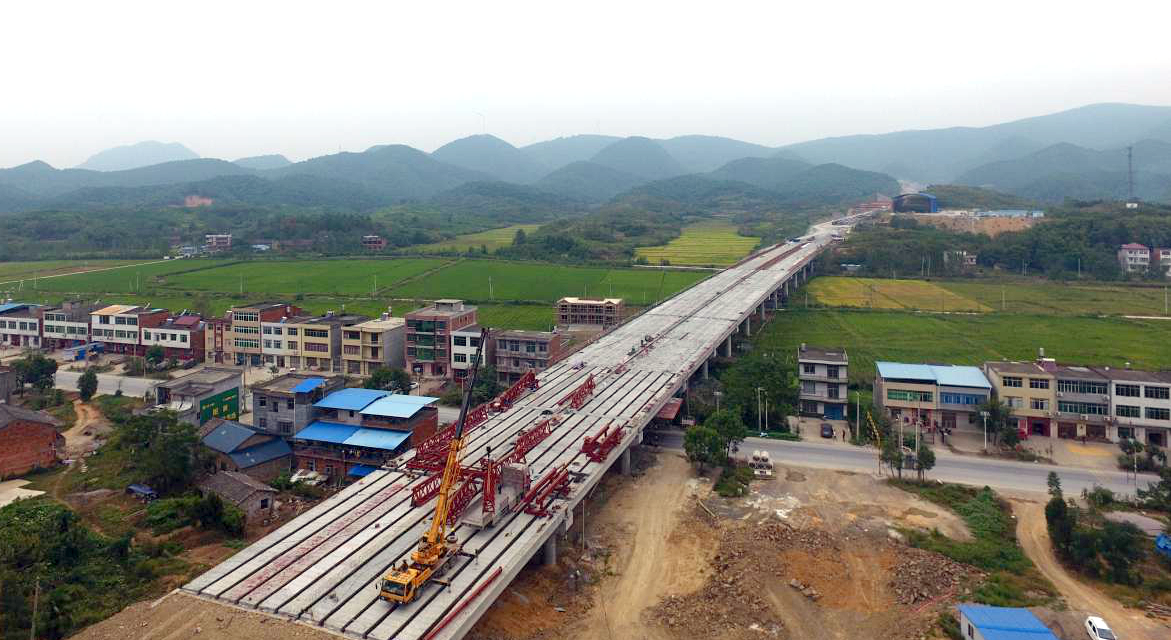 武穴长江公路大桥跨s316省道高架桥t梁架设完成
